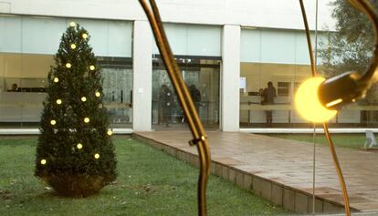 La instalación de Luis Bisbe en la Fundación Miró de Barcelona con las luces reflejadas en el cristal.