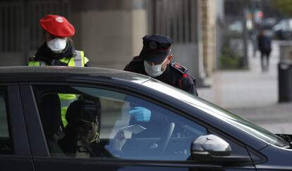 Un control de la Ertzaintza durante el confinamiento por el coronavirus.