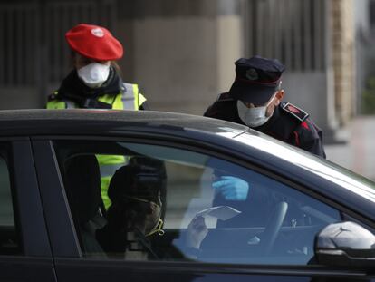 Un control de la Ertzaintza durante el confinamiento por el coronavirus.