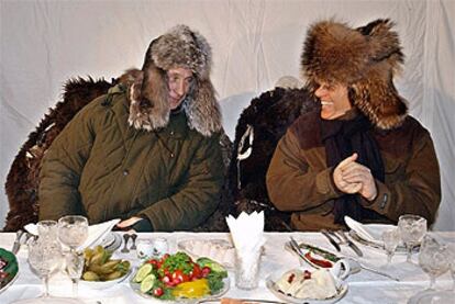 Putin (izquierda) y Berlusconi bromean mientras cenan al aire libre en la localidad rusa de Zavídovo.