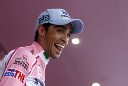 Alberto Contador celebra su liderato ayer en el podio.