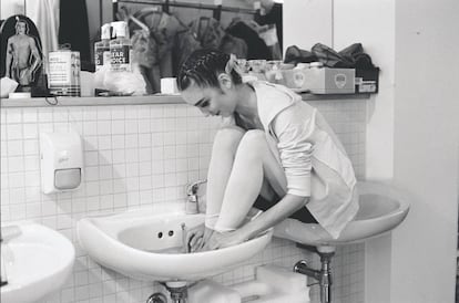 Ballerina in sink (Dançarina na pia), Londres, 2004