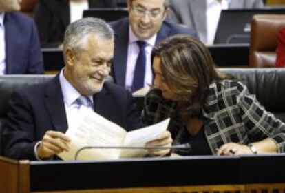 Griñán conversa con la consejera de Presidencia, Mar Moreno, en el Parlamento.