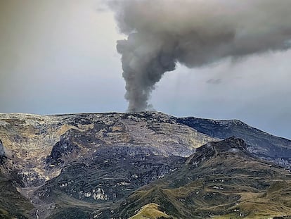 Humo y cenizas salen del volcán Nevado del Ruiz, cerca de Murillo, departamento de Tolima (Colombia), el 10 de abril de 2023.
