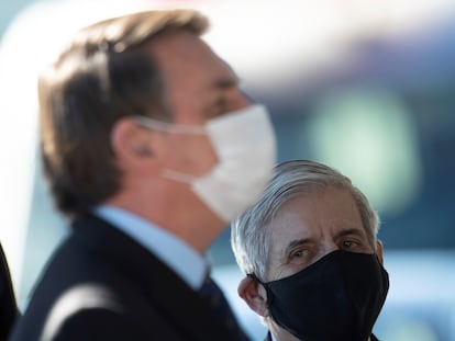 Bolsonaro é observado pelo ministro Augusto Heleno na frente do Palácio da Alvorada.