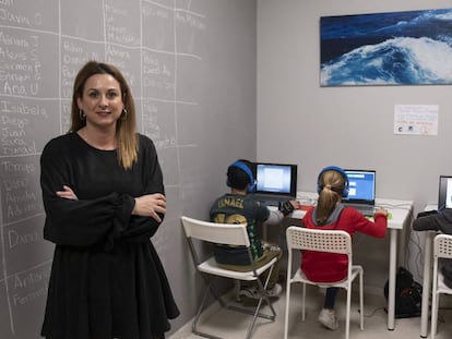 Pilar Muñoz Alarcón, en una de las aulas de su centro Ábaco, en Alcalá de Guadaíra, mientras tres menores hacen una sesión del método WITS.