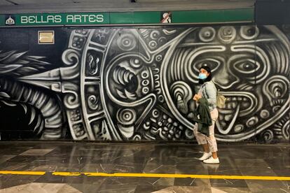 Una mujer en el metro de Ciudad de México.