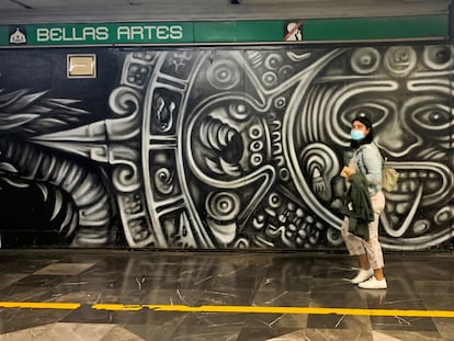 Una mujer en el metro de Ciudad de México.