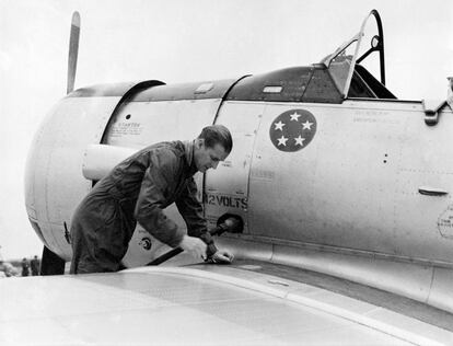 Felipe de Edimburgo y su avión de entrenamiento en el aeródromo de White Waltham, Berkshire, en 1953.