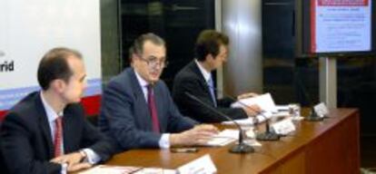 El consejero de Economía y Hacienda de la Comunidad de Madrid, Enrique Ossorio, junto al viceconsejero de Haciendad, José María Rotellar, y el director general de Tributos, Fernando Prats.