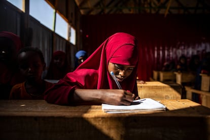 Una niña estudia en una clase de la escuela montada en el campamento para desplazados internos de Kaxaarey, en Dolow.