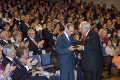 El fundador y presidente honorifico de Central Lechera Asturiana (CLAS), Jesús Sáenz de Miera, recibiendo un regalo durante los actos organizados por CLAS para celebrar el 40 aniversario de su fundación.