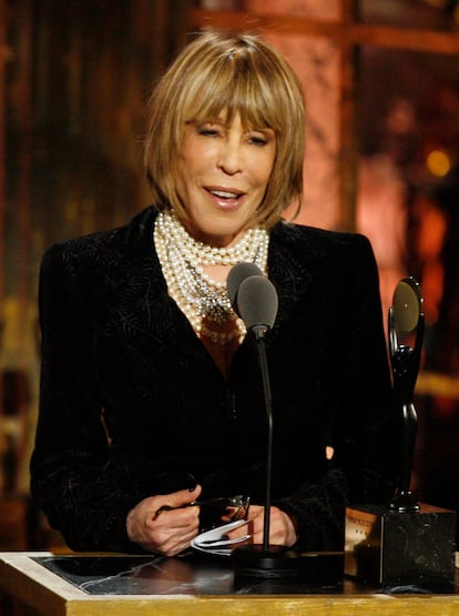 Cynthia Weil, cuando recogió un premio en la ceremonia del Rock and Roll Hall of Fame en Nueva York, en 2010.