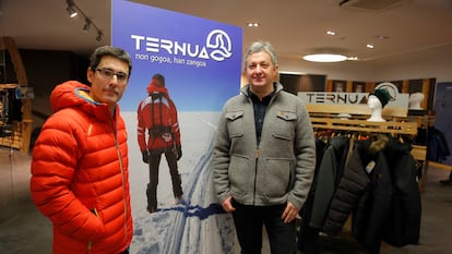Jesús Anduaga (a la izquierda), consejero delegado, y Jokin Umerez, director general del grupo vasco de ropa deportiva Ternua, en el showroom de Arrasate (Gizpuzkoa), en 2015.