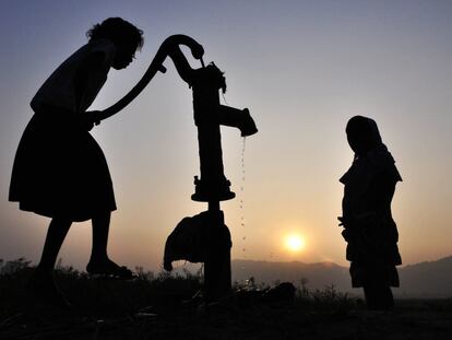 Niños indios recogen el agua de un pozo en el pueblo de Murkata en el distrito Morigoan, a 70 kilómetros de Guwahati.