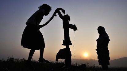Niños indios recogen el agua de un pozo en el pueblo de Murkata en el distrito Morigoan, a 70 kilómetros de Guwahati.