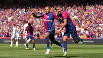 Raphinha (izquierda) y Ferran celebran el tercer gol del Barcelona ante el Madrid.