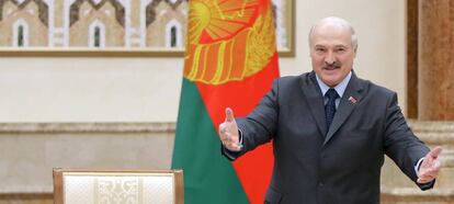 El presidente bielorruso, Alexander Lukashenko, saluda este viernes a los participantes en la Conferencia de Múnich.