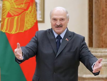 El presidente bielorruso, Alexander Lukashenko, saluda este viernes a los participantes en la Conferencia de Múnich.