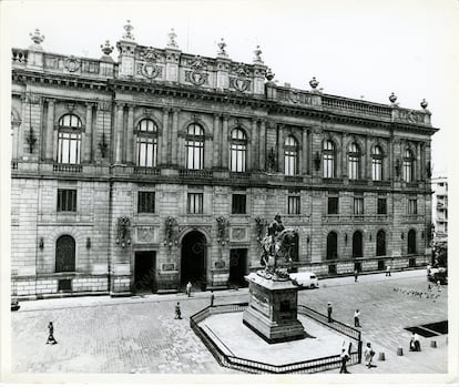 En 1979 se trasladó a su ubicación actual frente al Palacio de Minería, en el centro histórico.
