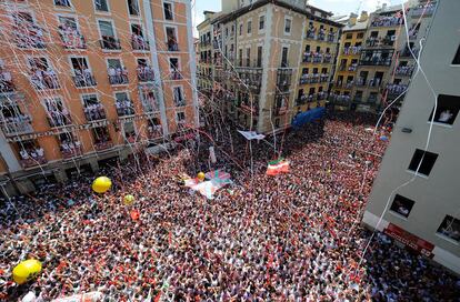 Miles de pamploneses y foráneos se congregaron como cada 6 de julio en la plaza central del Ayuntamiento de Pamplona para dar inicio a los sanfermines. La fiesta continúa hoy con la salida de las habituales bandas de música por el Casco Viejo y, ya por la tarde, con la comparsa de Gigantes y Cabezudos.