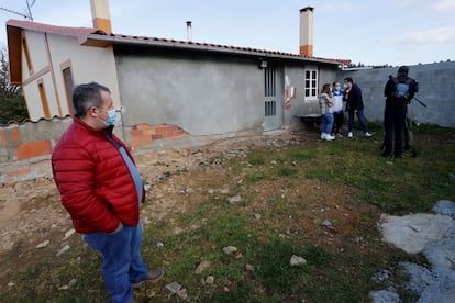 Varios vecinos junto a la vivienda a la que Rambo gallego intentaba acceder .