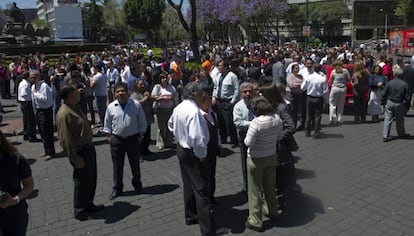 La gente en las calles de Ciudad de M&eacute;xico tras el terremoto.