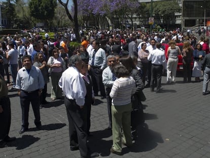 La gente en las calles de Ciudad de México tras el terremoto.
