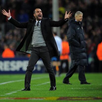 Guardiola protesta una jugada con Wenger al fondo.