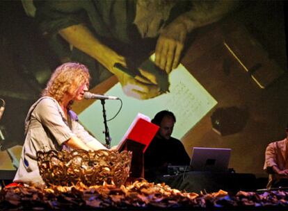 La poetisa Teresa Sebastián, que inauguró anoche el ciclo <i>Poesía en concierto</i> en los jardines del Centro Cultural Galileo.