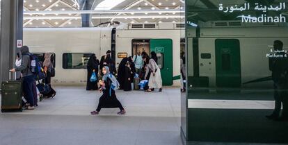 Llegada de los pasajeros del Haramain, el AVE del Desierto, a la estación de Medina, diseñada por Norman Foster, como todas las de la línea. Todavía hay obras en varias de ellas, como la de Yedah. Aunque lleva funcionando comercialmente desde octubre, no estará a pleno rendimiento hasta septiembre de 2019, casi tres años después de lo previsto.