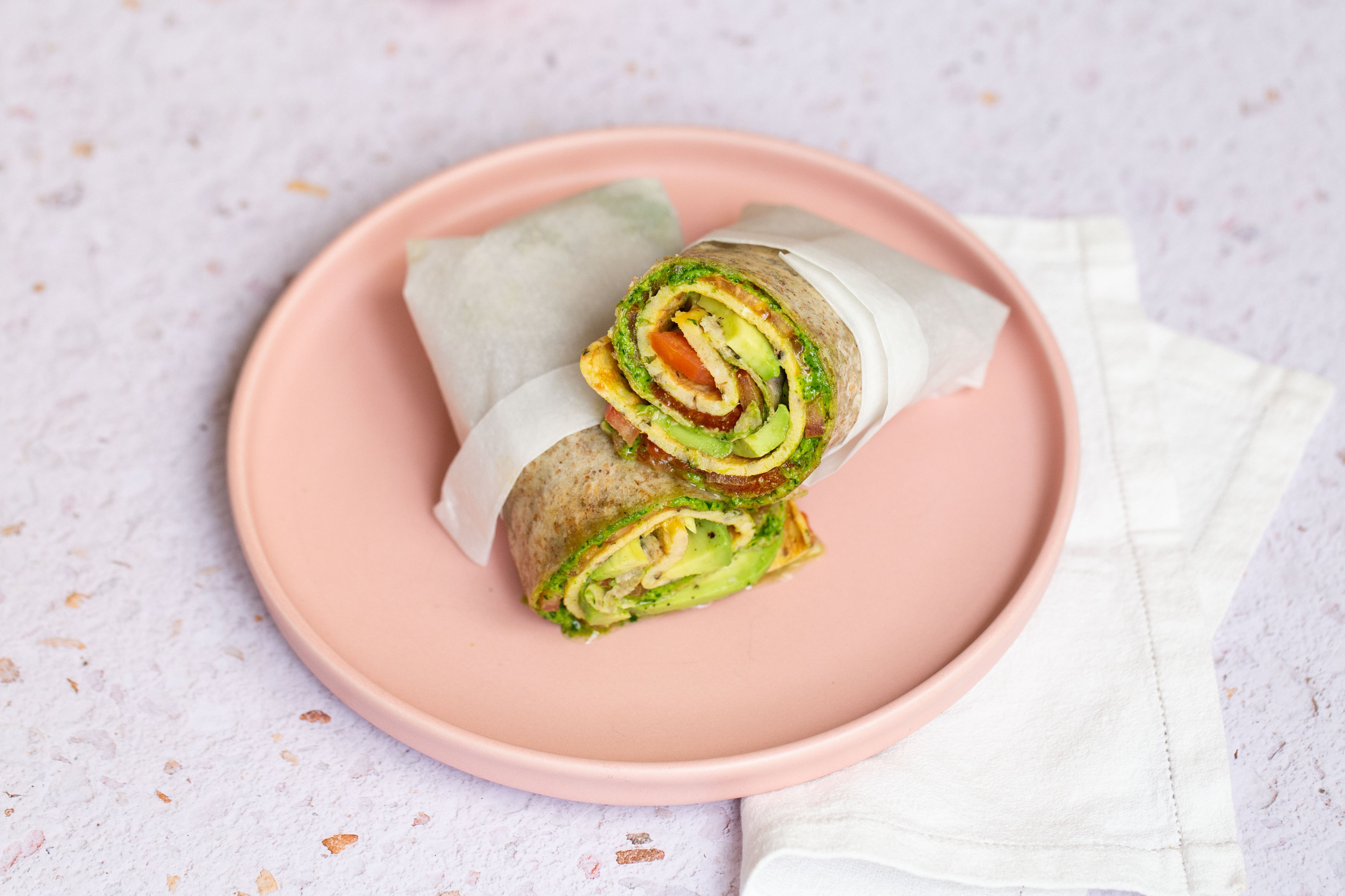 Rollito de desayuno con huevo y aguacate