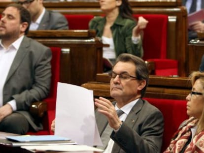 El presidente Artur Mas, durante la sesión de control al gobierno. A la derecha, la vicepresidenta Joana Ortea.