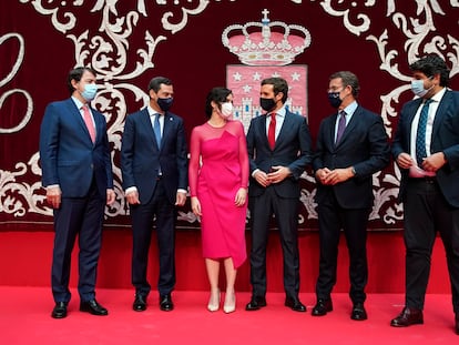 La presidenta de la Comunidad de Madrid, Isabel Díaz Ayuso (3i) junto con el presidente de Castilla y León, Alfonso Fernández Mañueco (i), el presidente de Andalucía, Juanma Moreno (2i) el presidente del PP, Pablo Casado (3d), el presidente de la Xunta, Alberto Núñez Feijóo (2d) y el presidente de Murcia, Fernando López Miras (d) posan tras la investidura de Ayuso celebrada en la Real Casa de Correos este sábado.