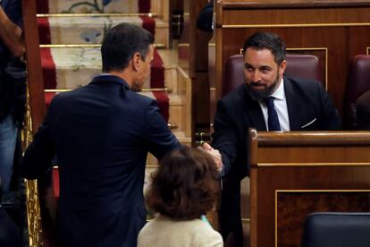 El president del Govern en funcions, Pedro Sánchez (a l'esquerra), saluda el líder de Vox, Santiago Abascal, abans de l'inici de la sessió constitutiva de les noves Corts Generals.