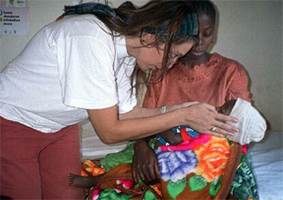 La doctora Rosa Awat, de MSF - España, atiende a un niño enfermo de malaria en Buhingo (Tanzania).