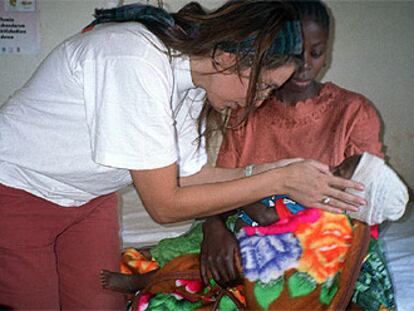 La doctora Rosa Awat, de MSF - España, atiende a un niño enfermo de malaria en Buhingo (Tanzania).