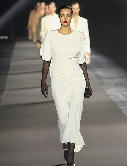 Grace Burns en su debut sobre la pasarela en el LuisaViaRoma x British Vogue «Runway Icons» en Florencia.