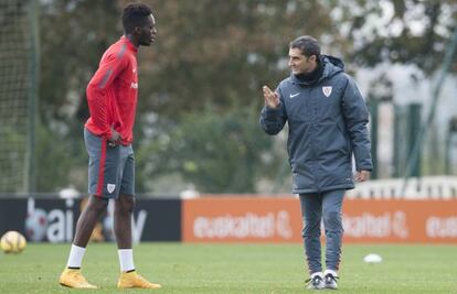 Williams atiende las explicaciones de Valverde en un entrenamiento.