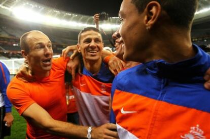 Van der Wiel, a la derecha de la imagen, celebra el pase de Holanda a la final del Mundial de Sudáfrica
