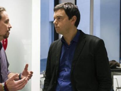 Iglesias (esq.), conversa com o economista Thomas Piketty.