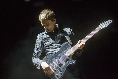 El cantante de la banda de rock británica Muse, Matt Bellamy, durante su actuación en el Festival Internacional de Benicàssim, el 16 de julio de 2016.