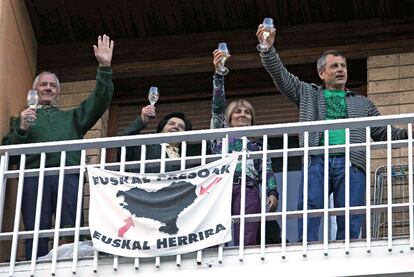 José María Sagarduy, <i>Gatza</i> (a la derecha), brinda desde el balcón de su casa en Amorebieta.