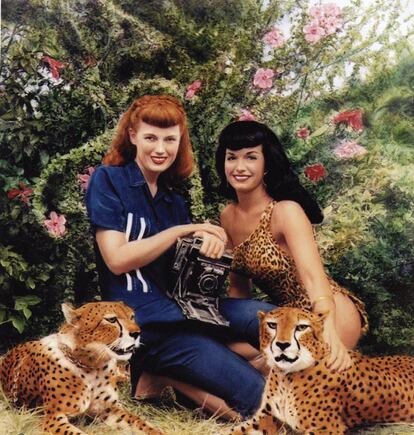 Con Bettie Page, a la que fotografió en múltiples ocasiones.