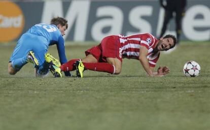 Raúl García se lamenta de una entrada de Arshavin.