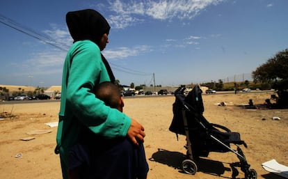 Una mujer marroquí abraza a su hijo en las inmediaciones del Centro Temporal de Inmigrantes de Melilla.
