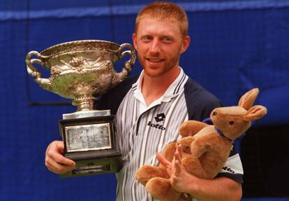 Becker con el trofeo que le acreditó como ganador del Open de Australia en 1996.