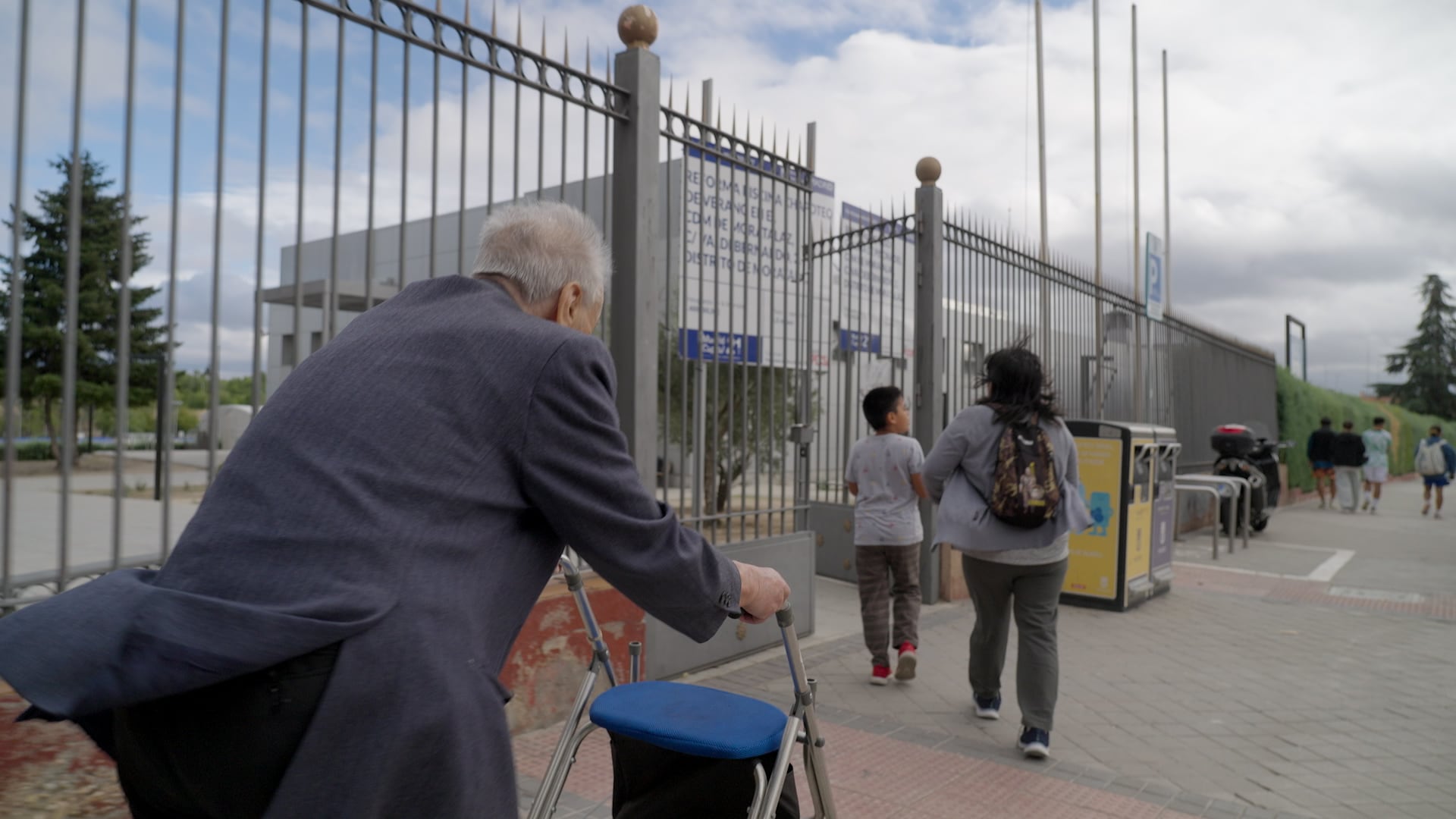 El ajedrecista Manuel Álvarez Escudero, de 102 años, llega en andador al polideportivo de Moratalaz, este jueves en Madrid.