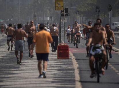 Centenares de personas salieron este domingo en Río de Janeiro a pasear, a pesar de las recomendaciones de las autoridade de quedarse en casa.