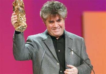 Pedro Almodóvar recoge ayer el galardón a la mejor película europea de los Premios César, por <i>Hable con ella.</i>